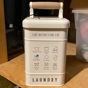 Laundry detergent holder